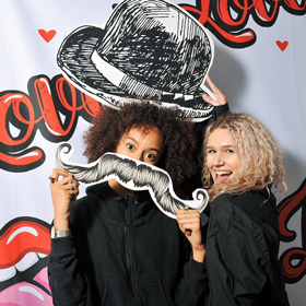 photobooth mariage moustaches gigantesque